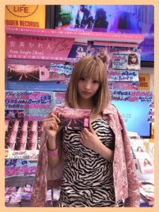 安斉かれんは浜崎あゆみ二世で似てる ギャルは失敗か 目が変 怖い Thetopics