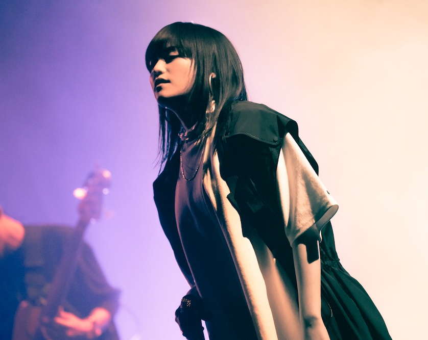 iri(歌手)の声や顔が男で性別は?熱愛彼氏は誰?ハーフで実家&両親は! TheTopics